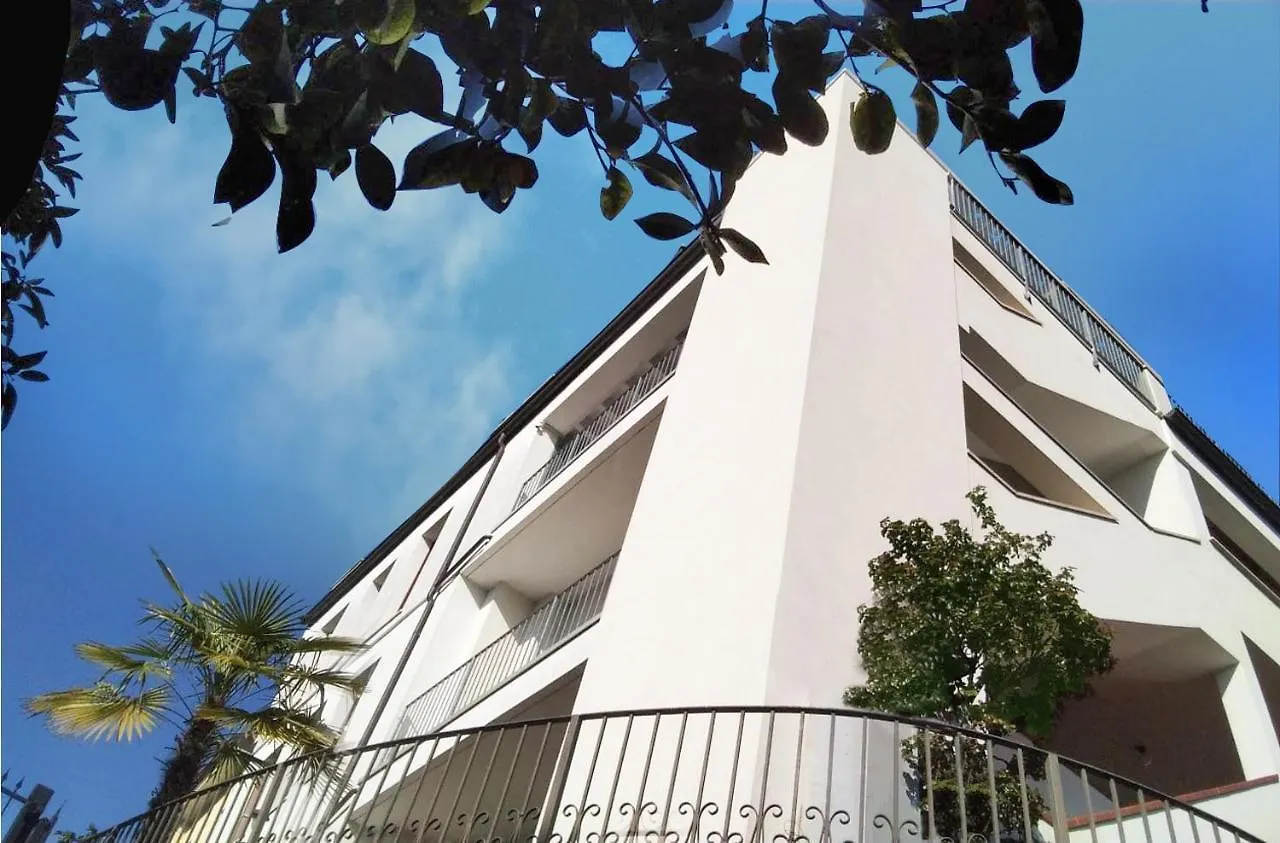White Holiday House Desenzano del Garda Apartament